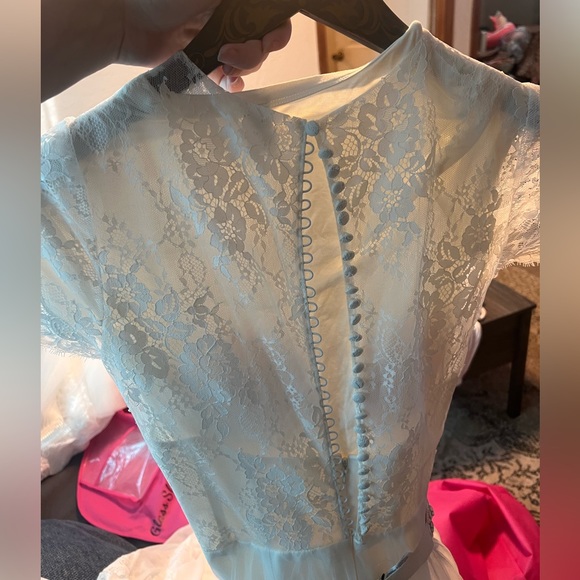 Gorgeous Vowed wedding dress with belt. - Picture 4 of 9